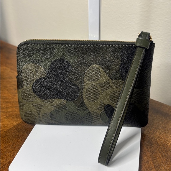 COACH (NEW IN BOX) SIGNATURE CAMO WRISTLET - Picture 5 of 12